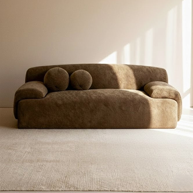 Beige soffa med kuddar 