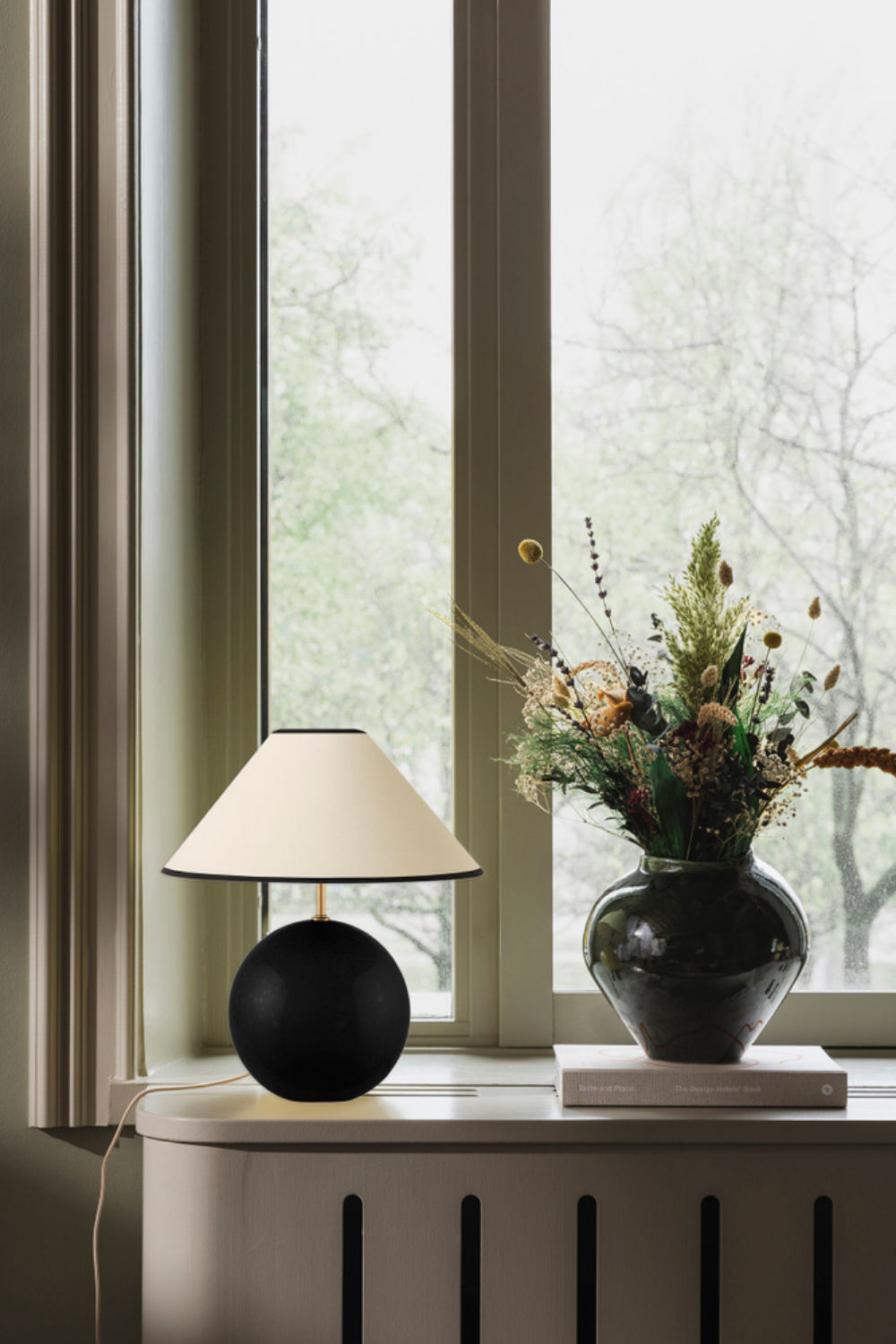 Forbog Iris Bordlampe Sort 35 cm