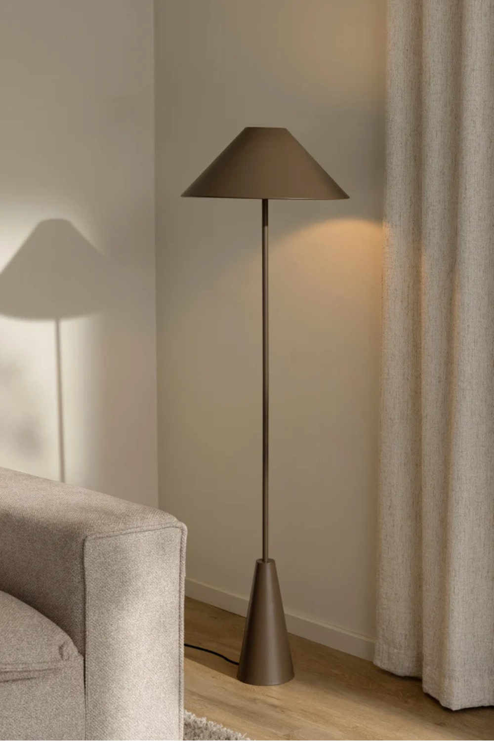 Forhandsbestil Cannes Gulvlampe Mocka
