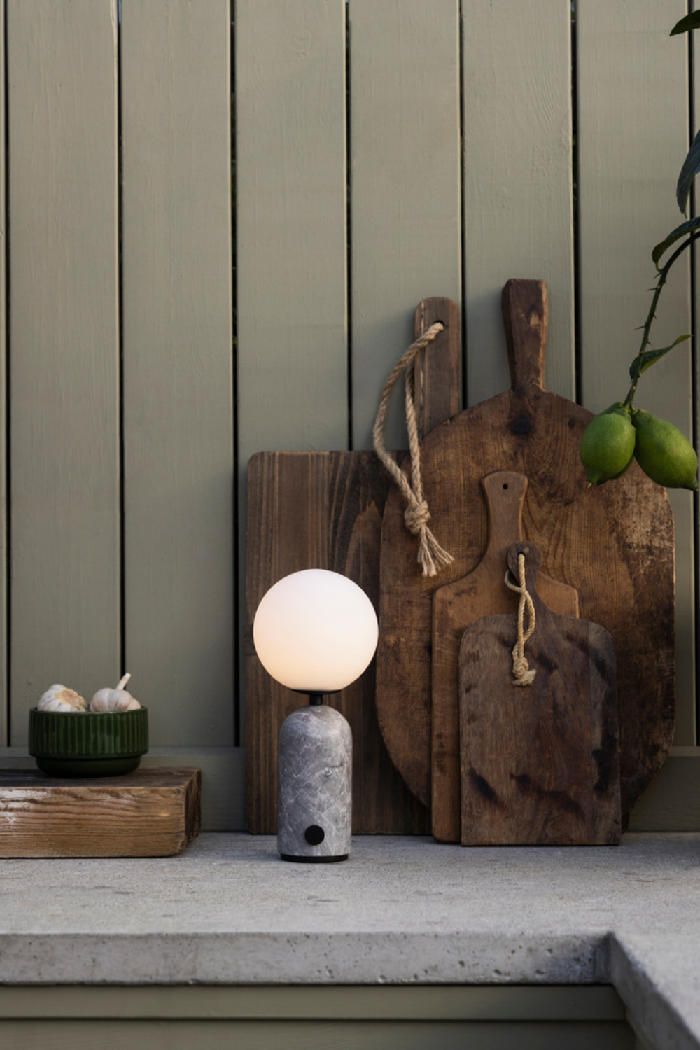 Förhandsboka Torrano Portabel Bordslampa Grå