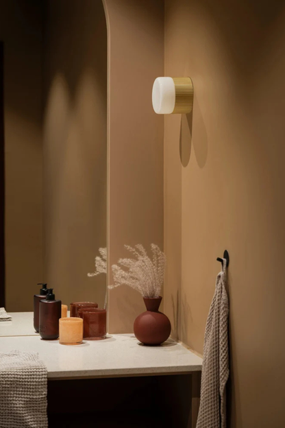 Vägglampa Hubble 12 IP44 vit/borstad mässing