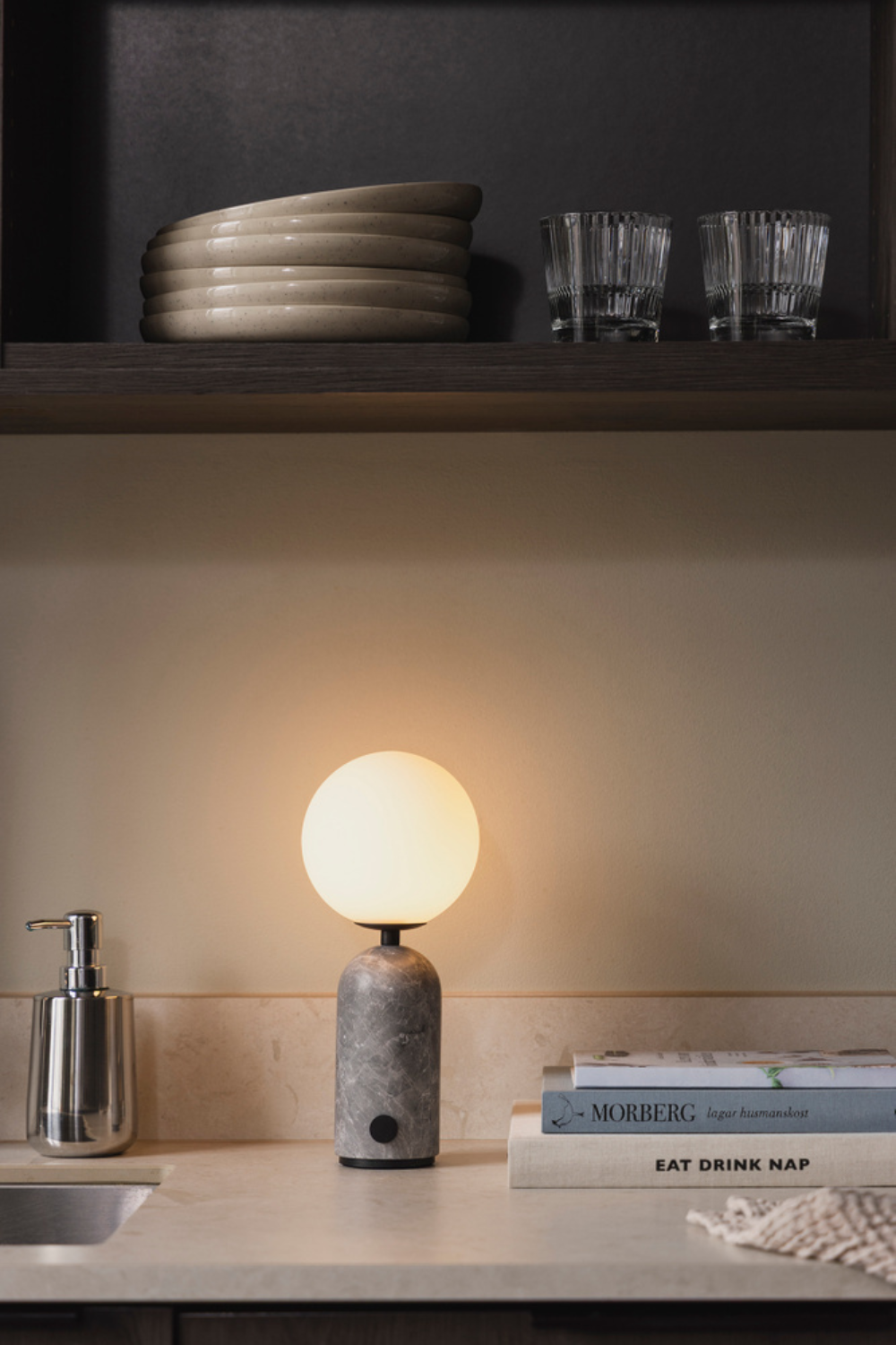 Förhandsboka Torrano Portabel Bordslampa Grå