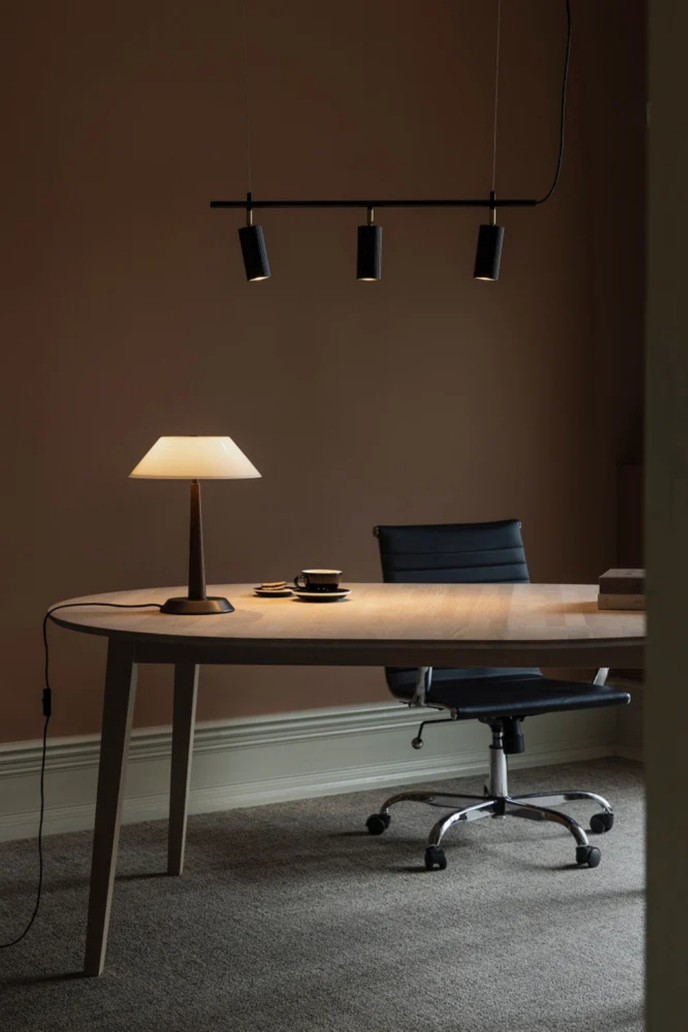 Bordslampa Ligna 29 Brunbetsad ek/bronze